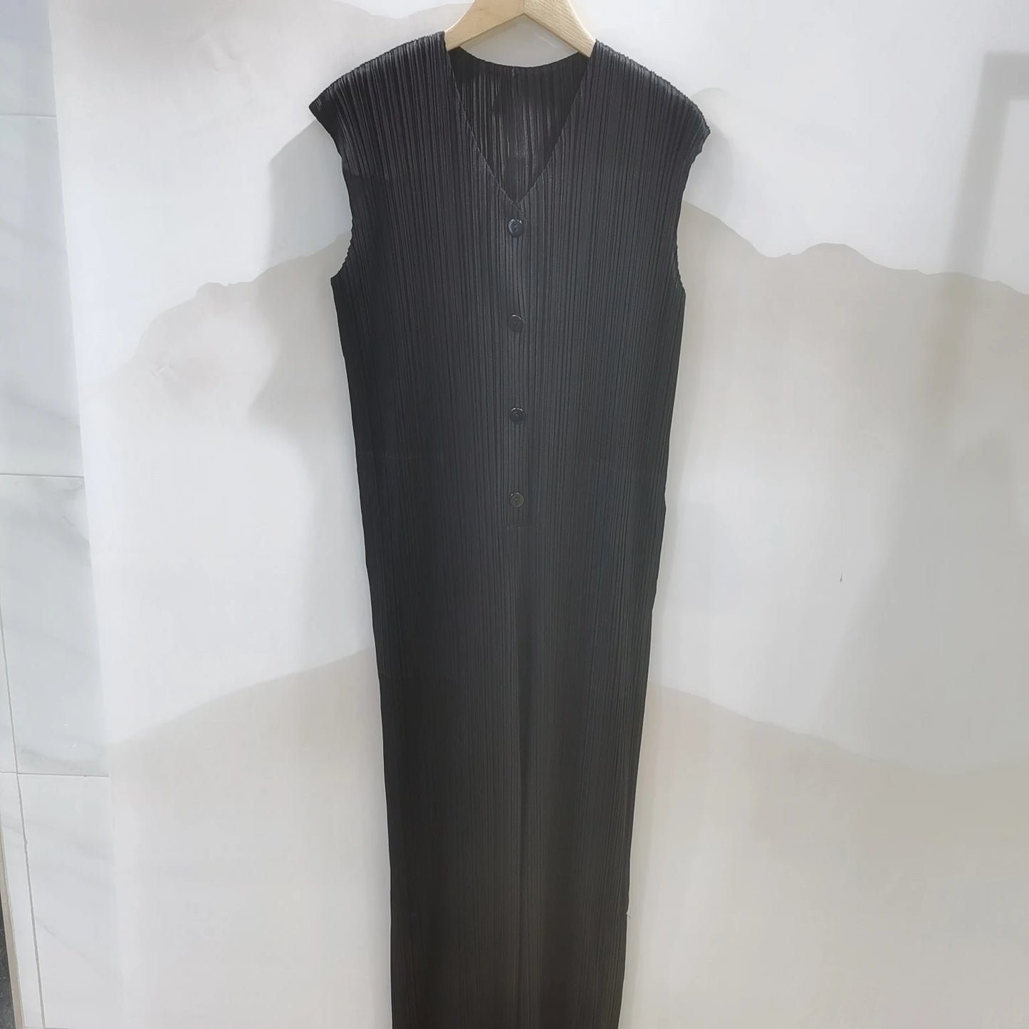 The manufacturer directly supplies summer style Miyake pleated light luxury V-collar western-style large size slim slim jumpsuit