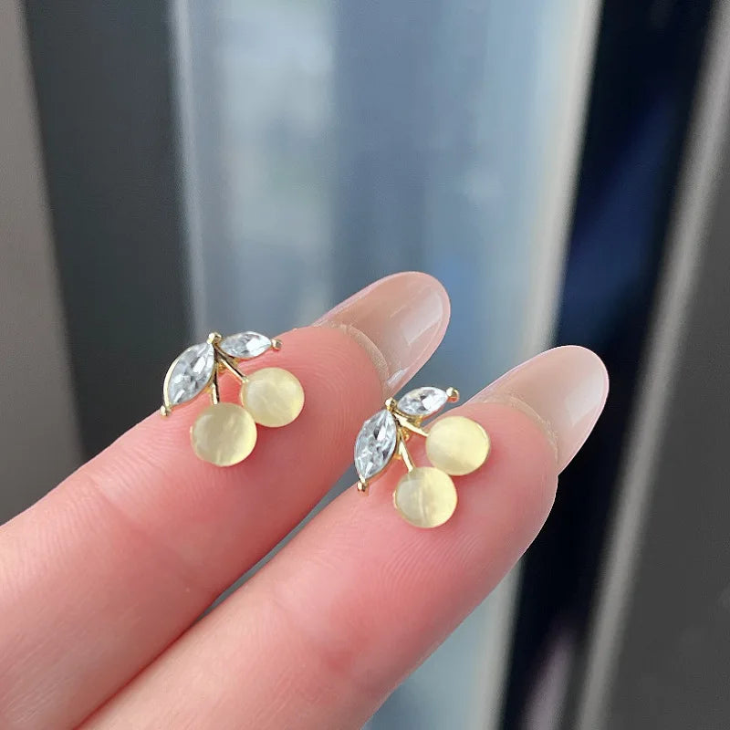 Versão coreana de brincos femininos, pequenos e requintados, olho de gato, pedra, em forma de cereja, versátil, elegante, novo, à venda