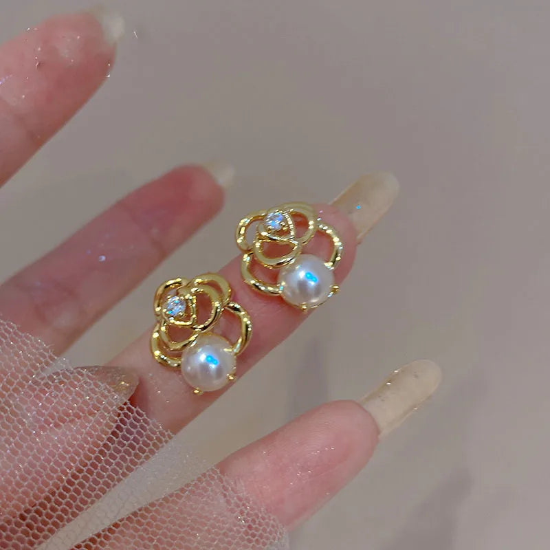 Punk Girl Earrings 2022 Fashionable New Style, Niche Design Sense, High-end Luxury Pearl Crystal French Camellia Earrings Sold