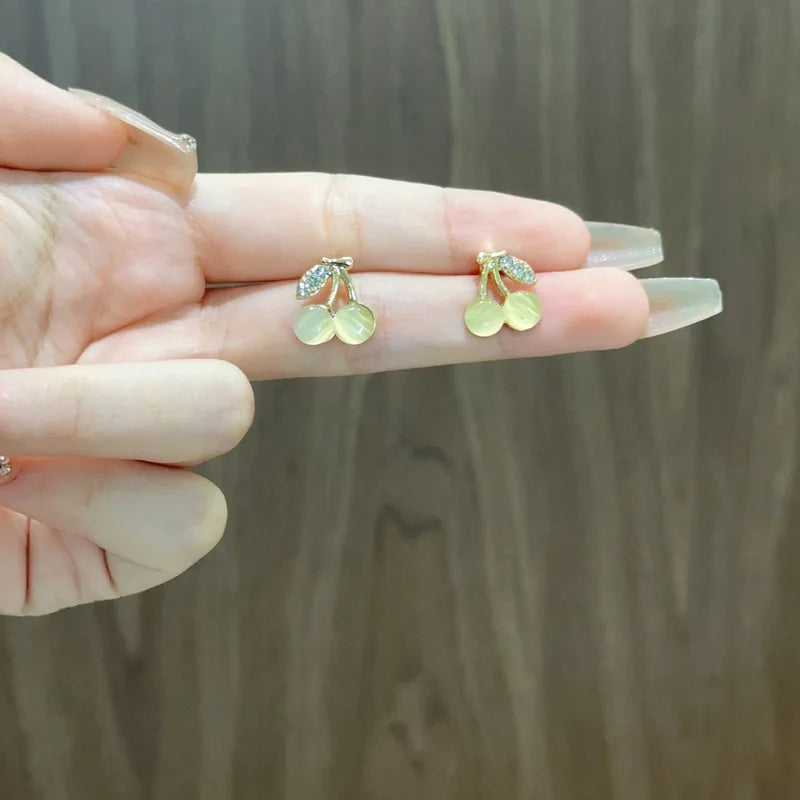 Versão coreana de brincos femininos, pequenos e requintados, olho de gato, pedra, em forma de cereja, versátil, elegante, novo, à venda